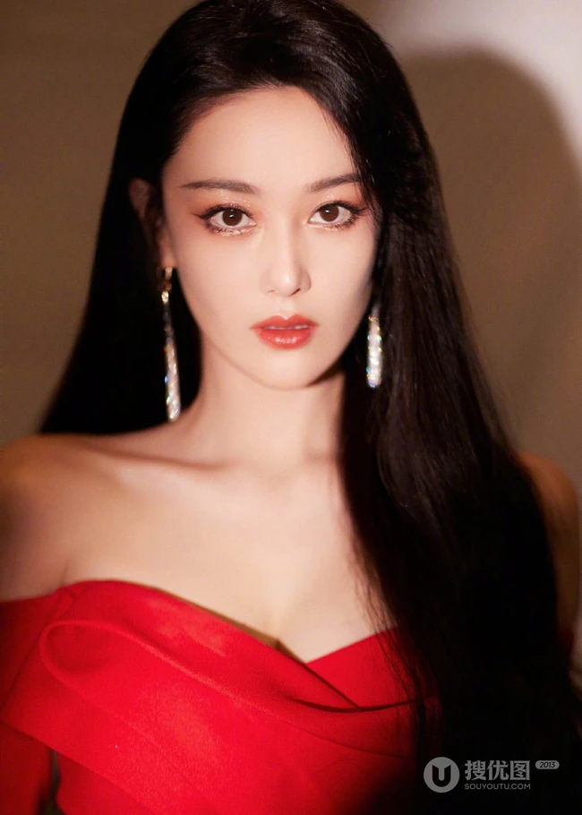 张馨予气质优雅红色连衣裙大秀美背写真图片