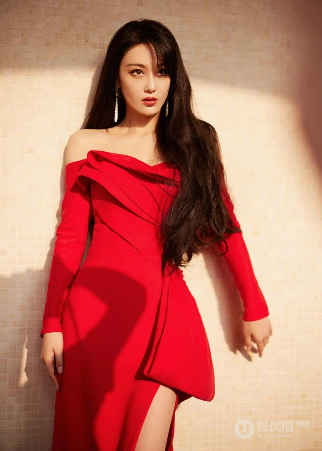 张馨予气质优雅红色连衣裙大秀美背写真图片