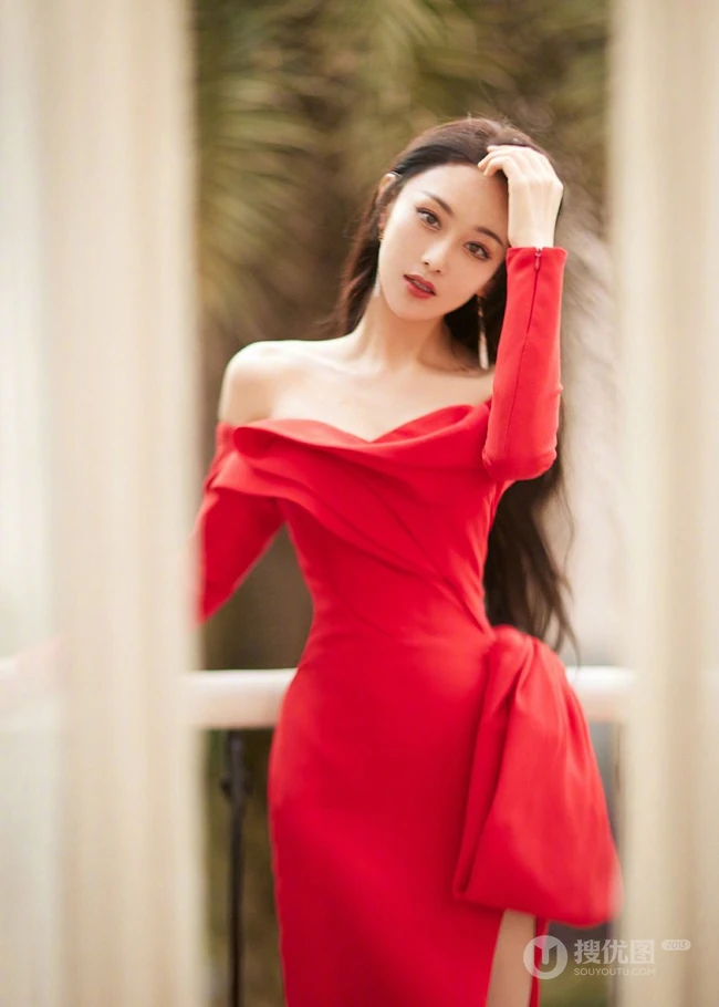 张馨予气质优雅红色连衣裙大秀美背写真图片
