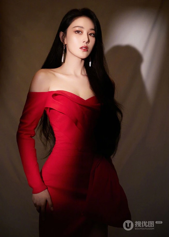 张馨予气质优雅红色连衣裙大秀美背写真图片