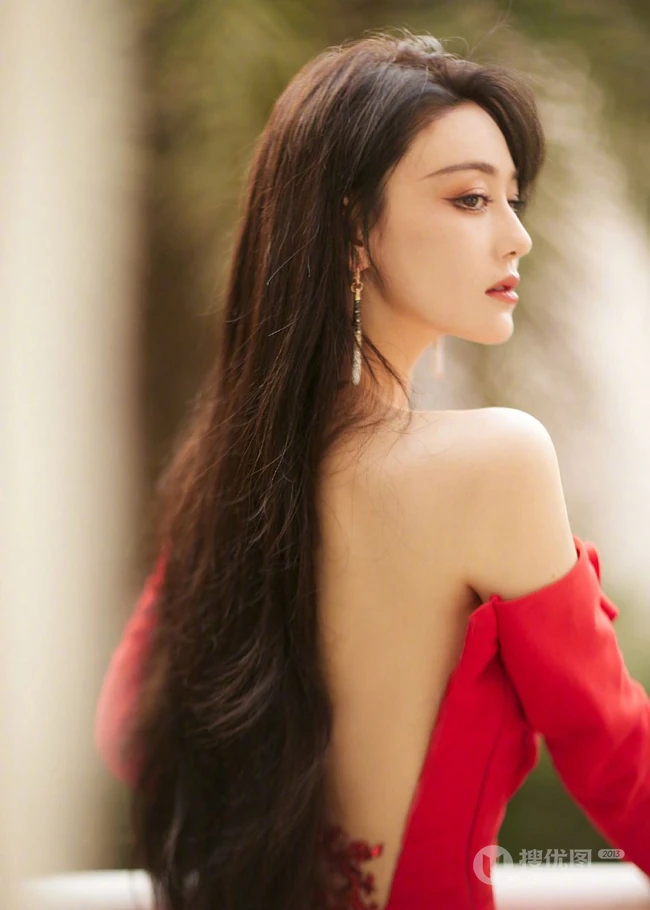 张馨予气质优雅红色连衣裙大秀美背写真图片