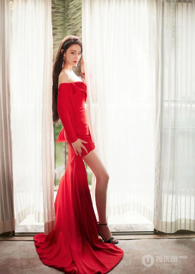 张馨予气质优雅红色连衣裙大秀美背写真图片