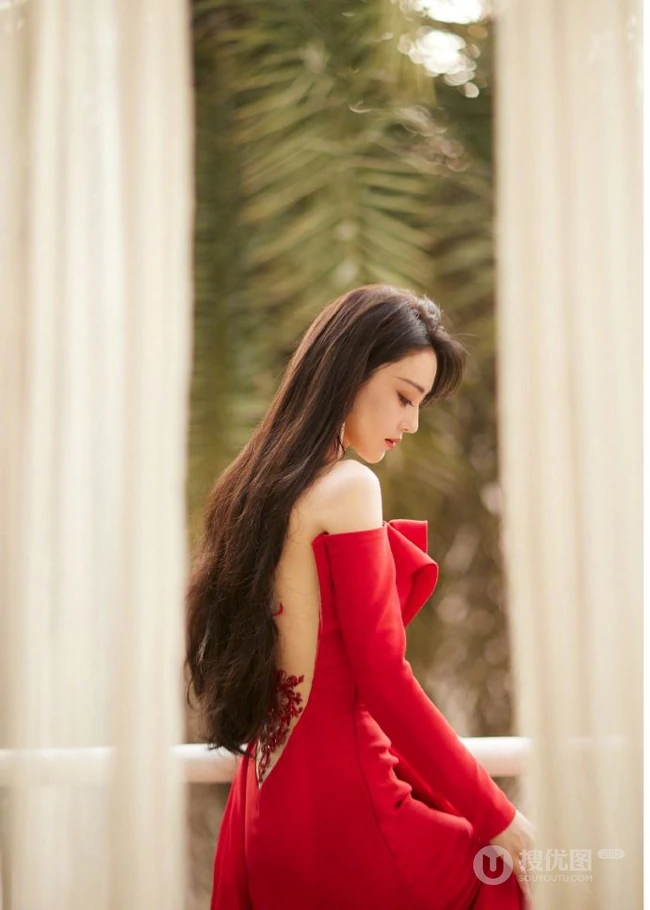 张馨予气质优雅红色连衣裙大秀美背写真图片