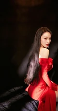 张馨予气质优雅红色连衣裙大秀美背写真图片