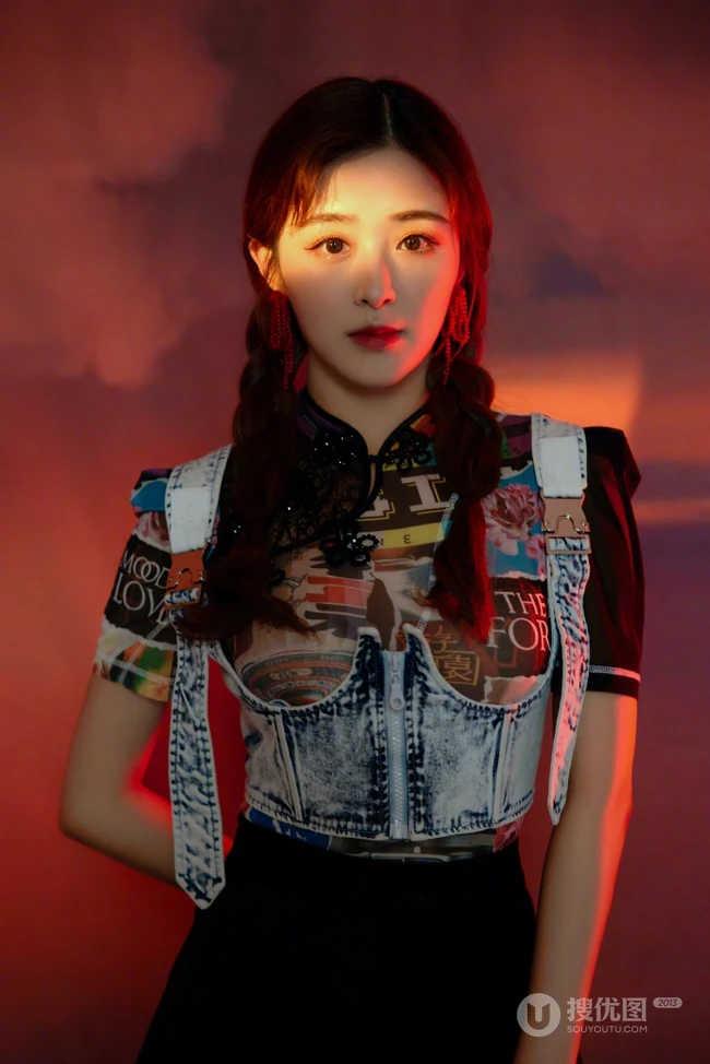 张含韵双马尾发型搭配衬衣短裙清新写真图片
