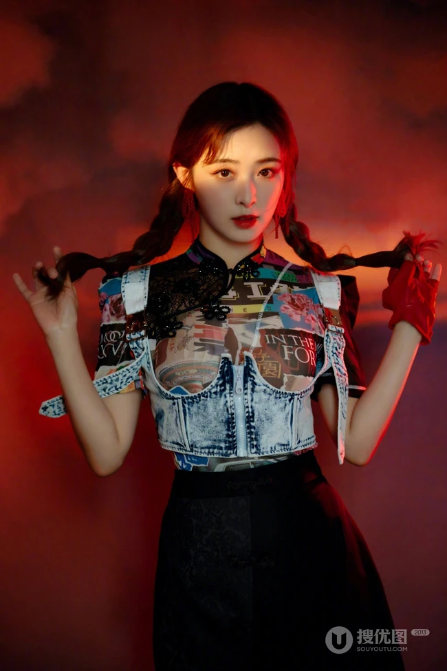 张含韵双马尾发型搭配衬衣短裙清新写真图片