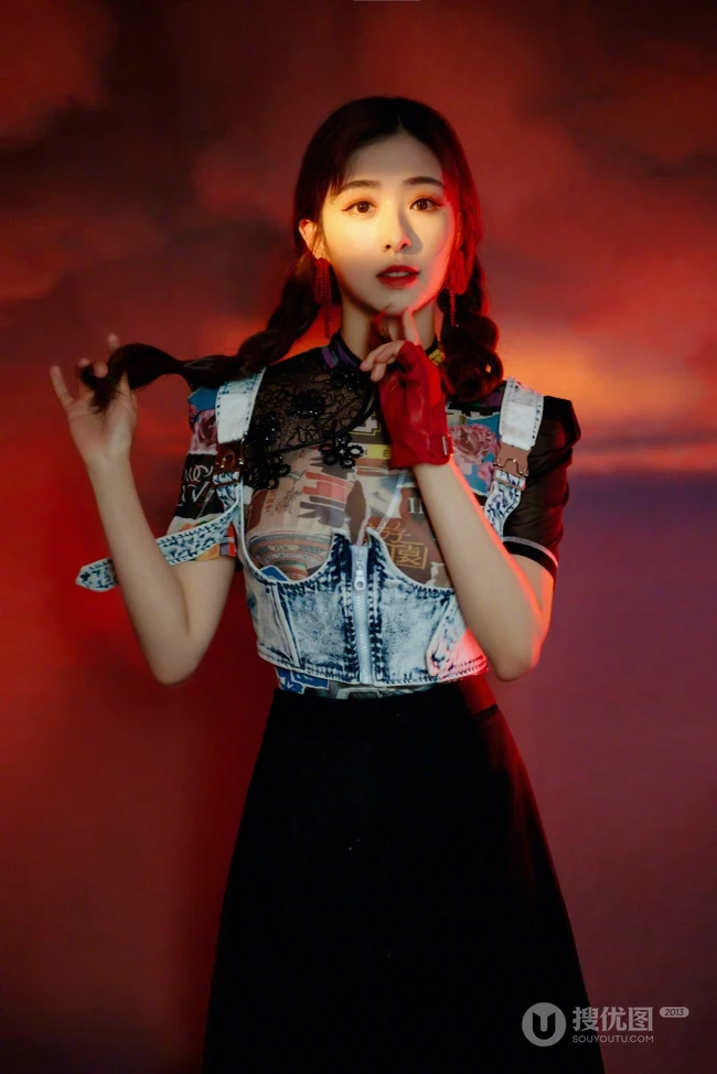 张含韵双马尾发型搭配衬衣短裙清新写真图片