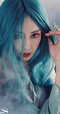 Angelababy蓝色双麻花辫发型登杂志梦幻写真图片