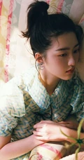 邓恩熙丸子头加上雀斑妆的造型 青涩娇俏，清新浪漫写真杂志图片