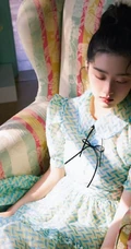邓恩熙丸子头加上雀斑妆的造型 青涩娇俏，清新浪漫写真杂志图片