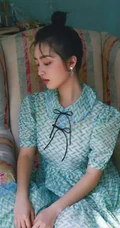 邓恩熙丸子头加上雀斑妆的造型 青涩娇俏，清新浪漫写真杂志图片