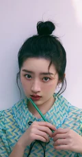 邓恩熙丸子头加上雀斑妆的造型 青涩娇俏，清新浪漫写真杂志图片