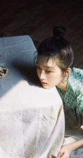 邓恩熙丸子头加上雀斑妆的造型 青涩娇俏，清新浪漫写真杂志图片
