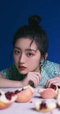 邓恩熙丸子头加上雀斑妆的造型 青涩娇俏，清新浪漫写真杂志图片