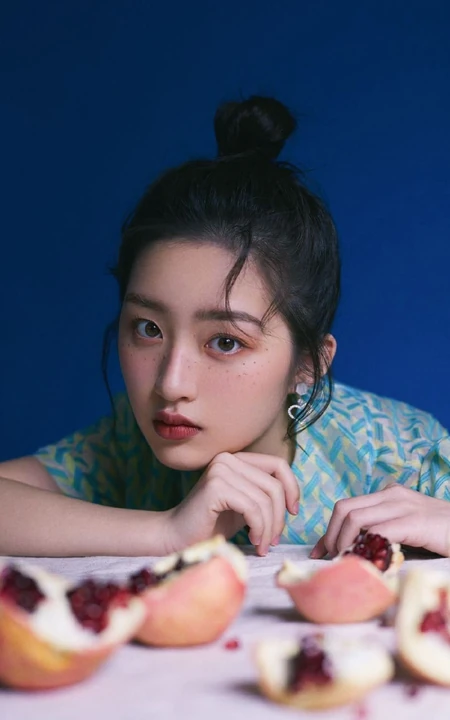 邓恩熙丸子头加上雀斑妆的造型 青涩娇俏，清新浪漫写真杂志图片
