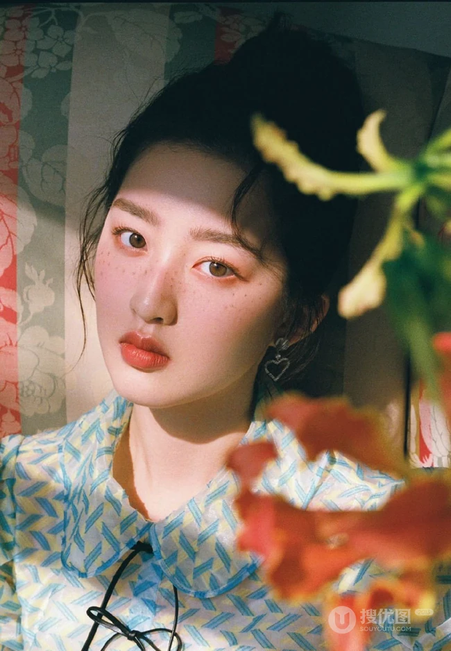 邓恩熙丸子头加上雀斑妆的造型 青涩娇俏，清新浪漫写真杂志图片