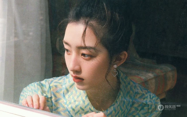 邓恩熙丸子头加上雀斑妆的造型 青涩娇俏，清新浪漫写真杂志图片