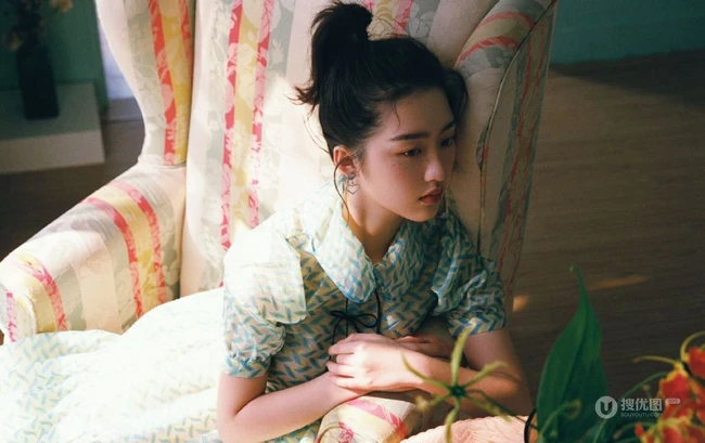邓恩熙丸子头加上雀斑妆的造型 青涩娇俏，清新浪漫写真杂志图片