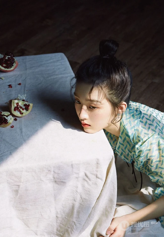 邓恩熙丸子头加上雀斑妆的造型 青涩娇俏，清新浪漫写真杂志图片