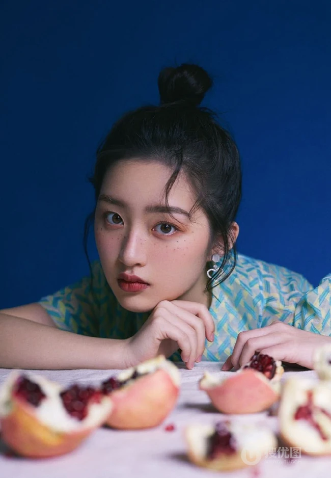 邓恩熙丸子头加上雀斑妆的造型 青涩娇俏，清新浪漫写真杂志图片