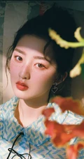 邓恩熙丸子头加上雀斑妆的造型 青涩娇俏，清新浪漫写真杂志图片