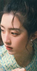 邓恩熙丸子头加上雀斑妆的造型 青涩娇俏，清新浪漫写真杂志图片
