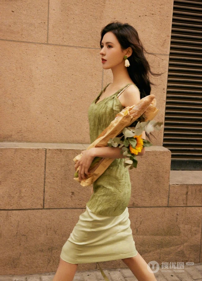 张予曦绿色连衣裙春日街拍写真，尽显法式优雅风情
