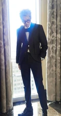 吴亦凡时尚个性染发发型搭配黑色西服帅气写真照