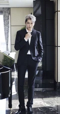 吴亦凡时尚个性染发发型搭配黑色西服帅气写真照