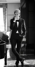 吴亦凡时尚个性染发发型搭配黑色西服帅气写真照