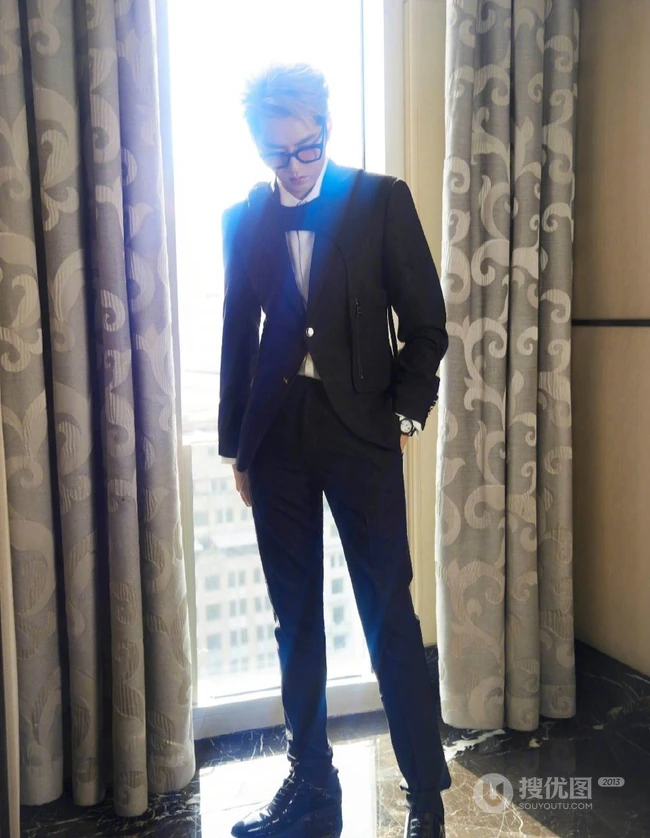 吴亦凡时尚个性染发发型搭配黑色西服帅气写真照