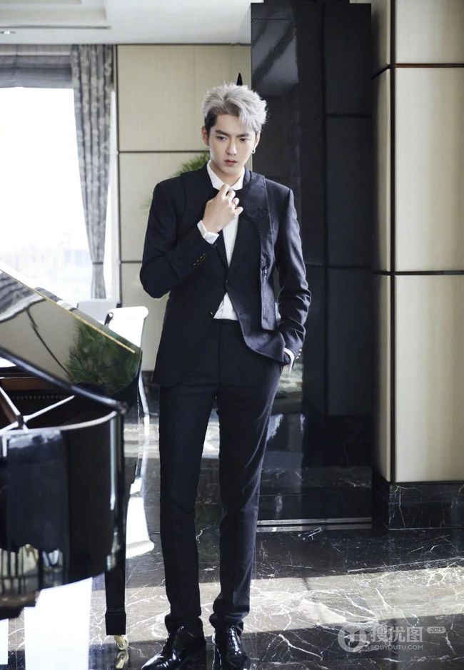 吴亦凡时尚个性染发发型搭配黑色西服帅气写真照