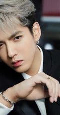 吴亦凡时尚个性染发发型搭配黑色西服帅气写真照