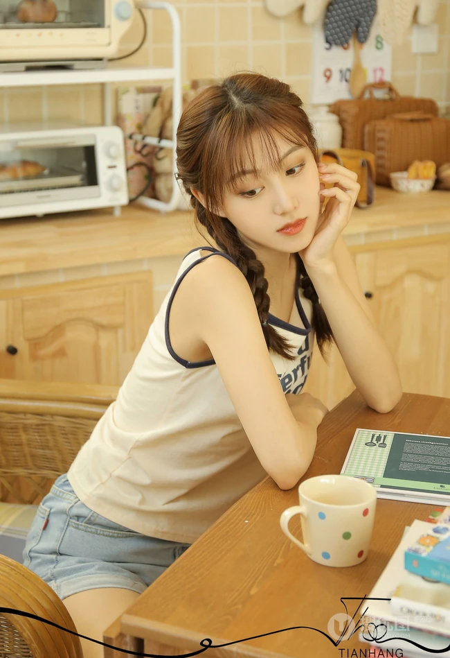 双马尾辫可爱浅粉少女杨茗茗休闲背心牛仔短裤穿着元气十足写真照