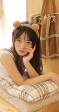 身段苗条可爱少女白色休闲居家背心短裤慵懒写真套图