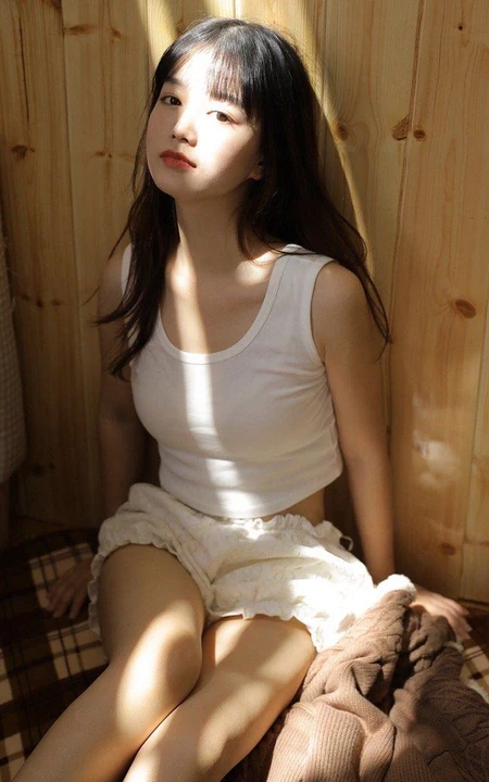 身段苗条可爱少女白色休闲居家背心短裤慵懒写真套图