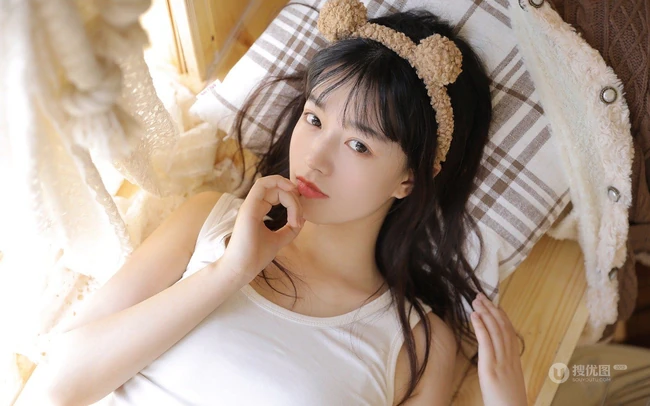 身段苗条可爱少女白色休闲居家背心短裤慵懒写真套图