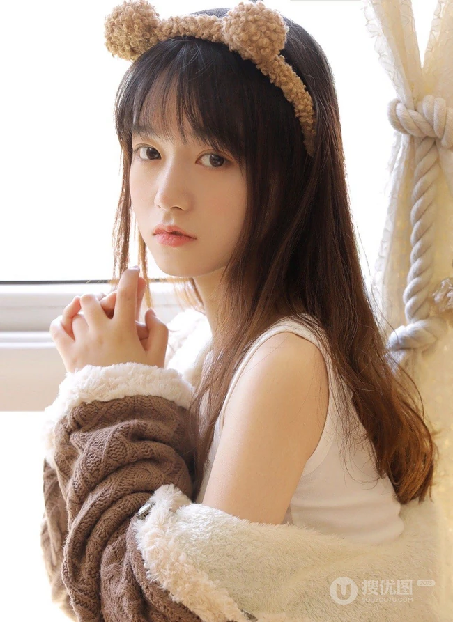 身段苗条可爱少女白色休闲居家背心短裤慵懒写真套图