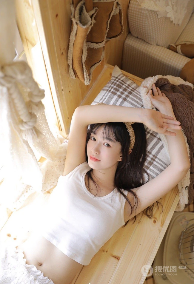身段苗条可爱少女白色休闲居家背心短裤慵懒写真套图