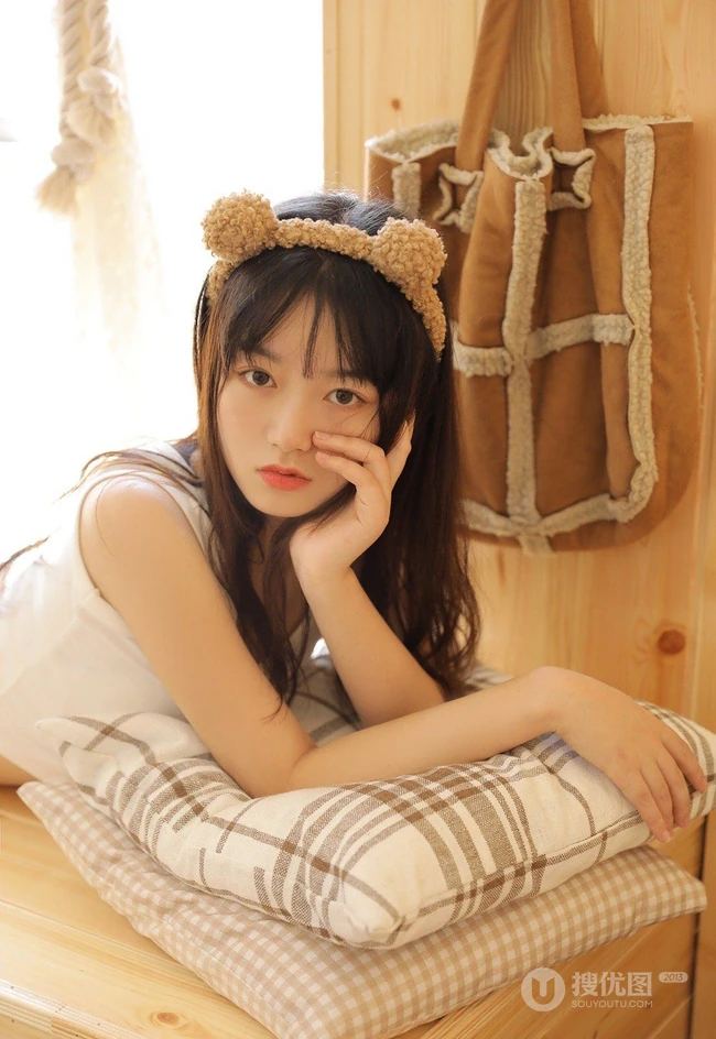身段苗条可爱少女白色休闲居家背心短裤慵懒写真套图
