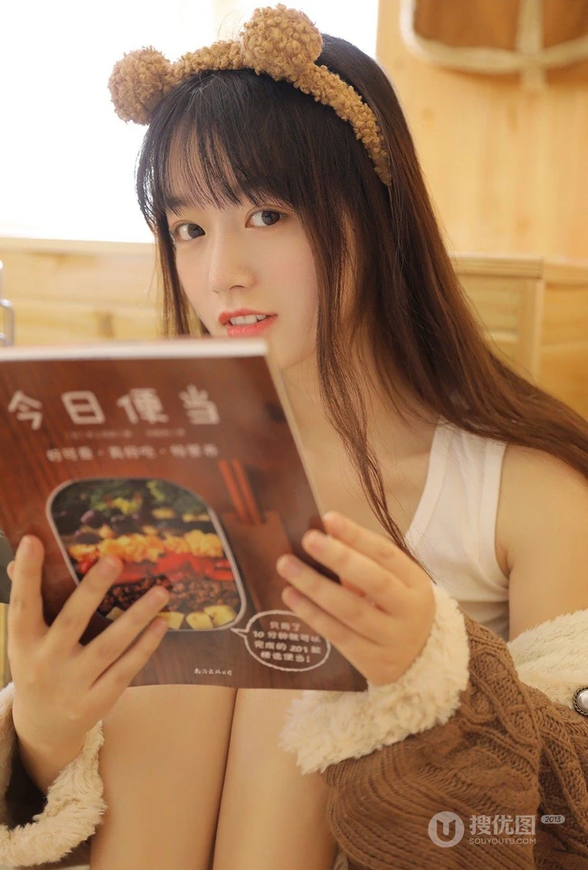 身段苗条可爱少女白色休闲居家背心短裤慵懒写真套图