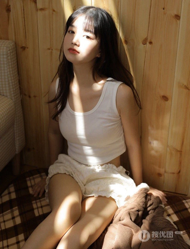 身段苗条可爱少女白色休闲居家背心短裤慵懒写真套图
