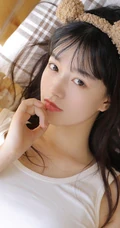 身段苗条可爱少女白色休闲居家背心短裤慵懒写真套图