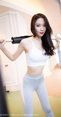 高挑苗条气质女生轻熟梦心月健身房锻炼，玩瑜伽球精选矫健身姿写真套图