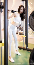 高挑苗条气质女生轻熟梦心月健身房锻炼，玩瑜伽球精选矫健身姿写真套图