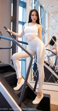 高挑苗条气质女生轻熟梦心月健身房锻炼，玩瑜伽球精选矫健身姿写真套图