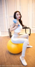 高挑苗条气质女生轻熟梦心月健身房锻炼，玩瑜伽球精选矫健身姿写真套图
