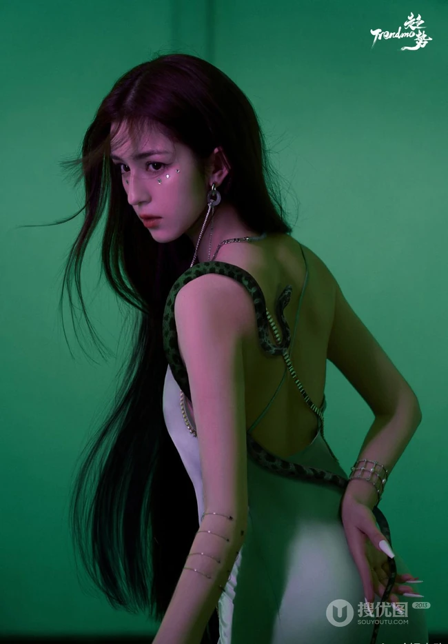 哈妮克孜青蛇白蛇双生，宛若女生蛇般婀娜写真图片