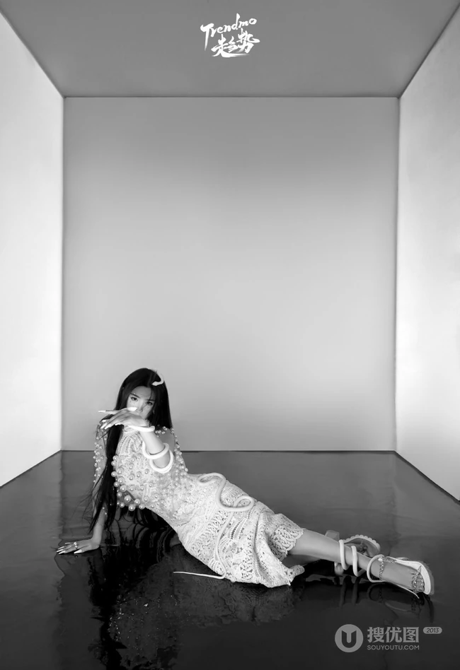 哈妮克孜青蛇白蛇双生，宛若女生蛇般婀娜写真图片