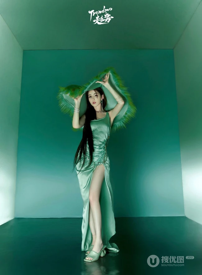 哈妮克孜青蛇白蛇双生，宛若女生蛇般婀娜写真图片